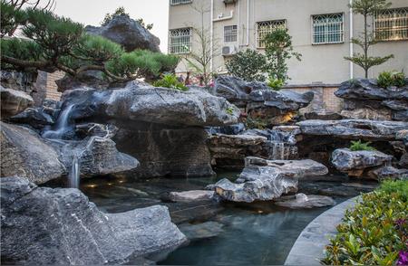 别墅花园里的太湖石：假山水景设计的新视角