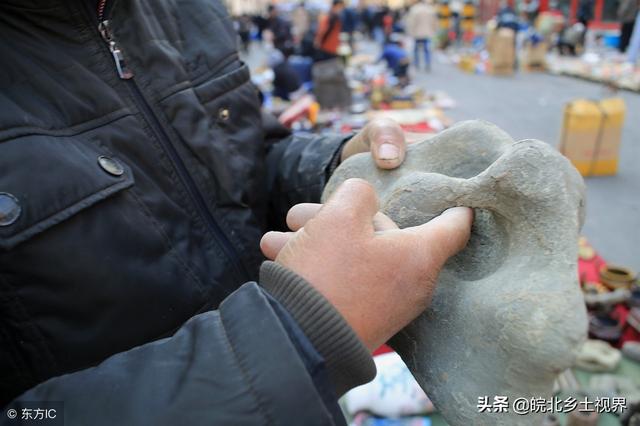 渔民大叔江边捡“泥石”摆摊出售，有眼有坑，形成至今是不解之谜