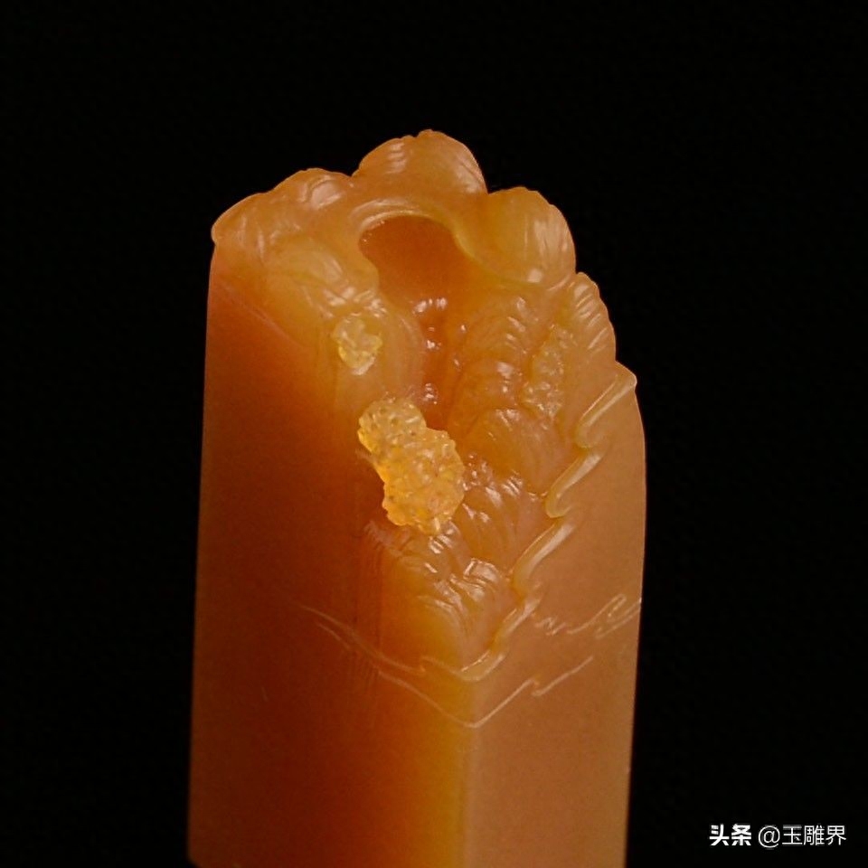 温润细腻的黄龙玉，玉雕师创意下刀，雕出诗意庐山