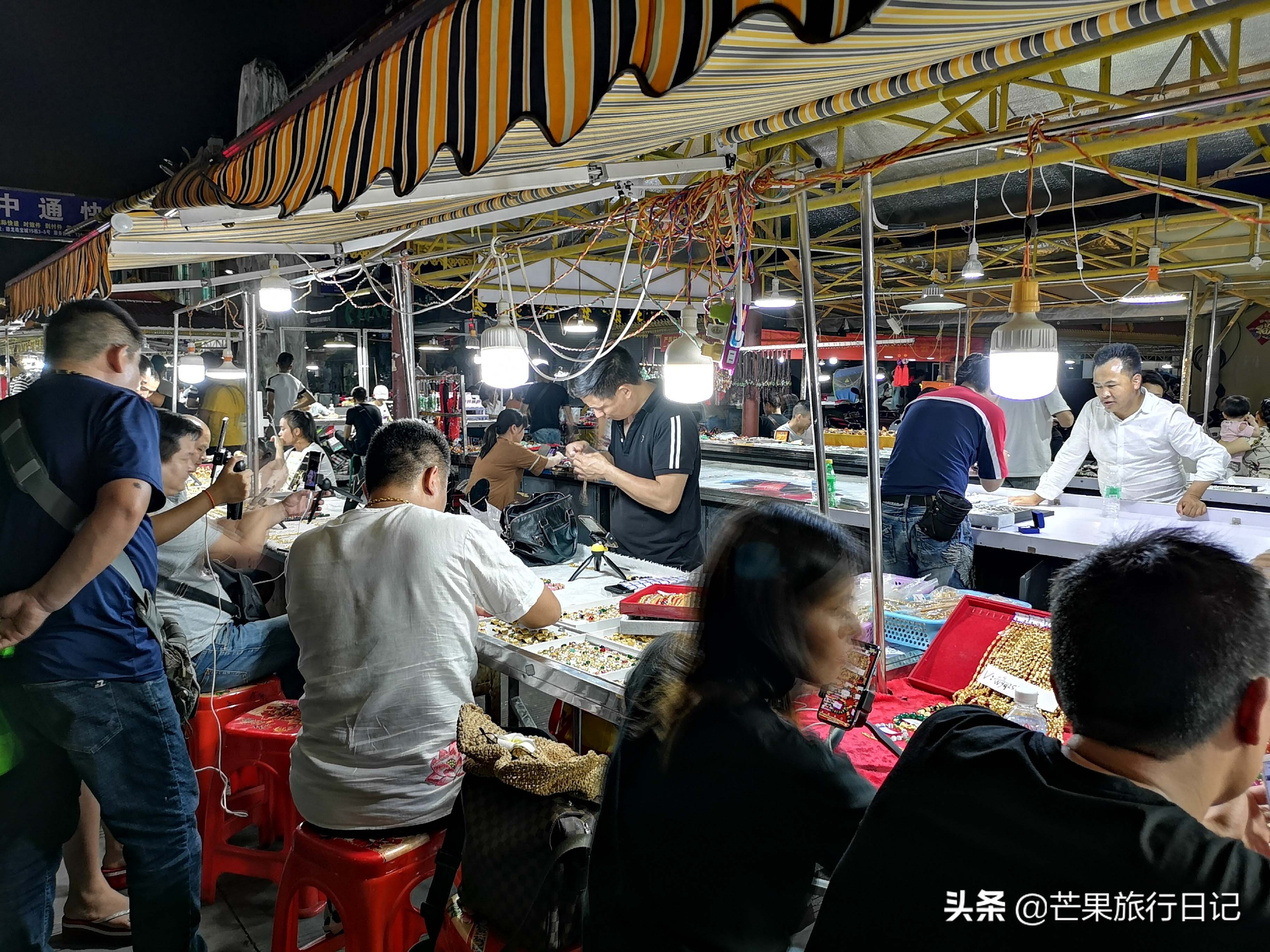 云南有座边境城市，与缅甸交界，很多人靠直播卖翡翠月入几万元